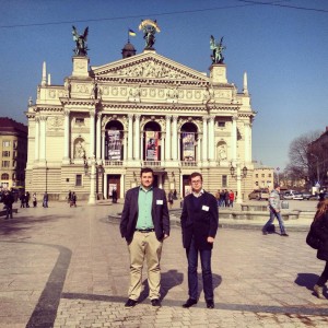 Foto: Victoria Nilsson - Jacob och Andreas framför Operan i Lviv